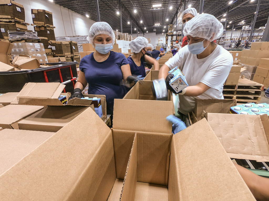 Упаковка товаров в коробки на складе