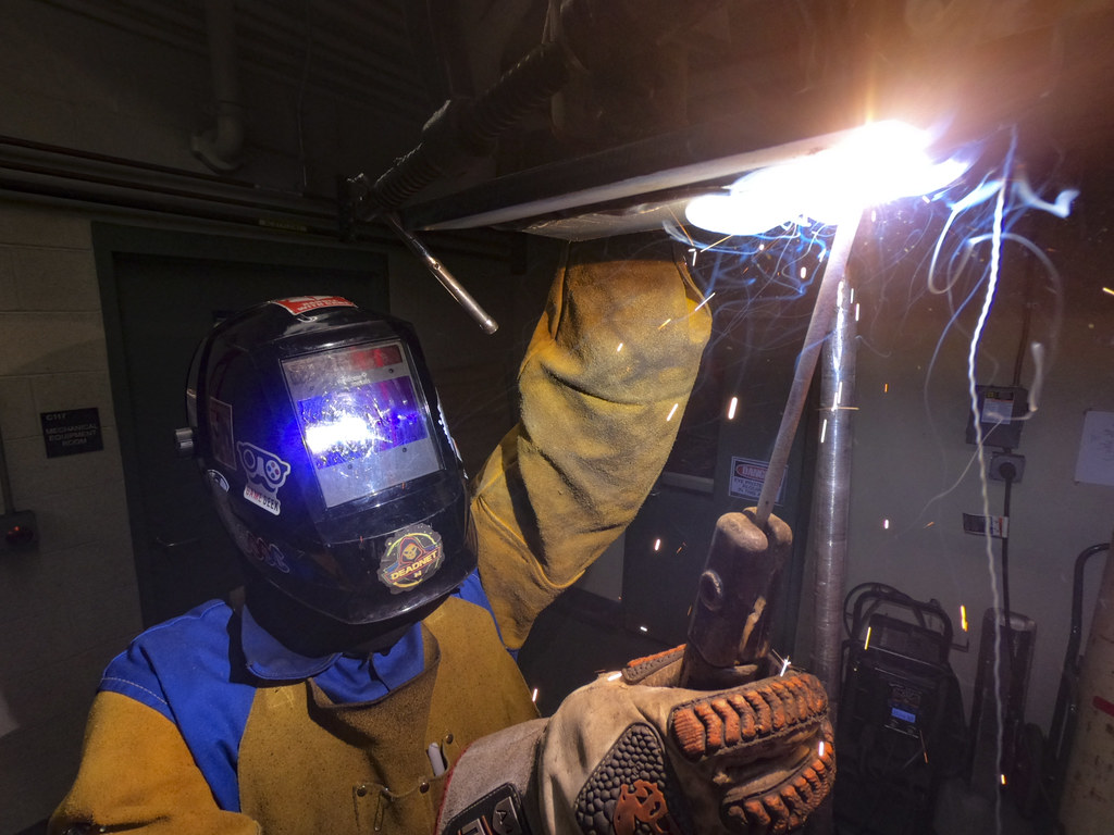 Рабочий на производственном участке с оборудованием